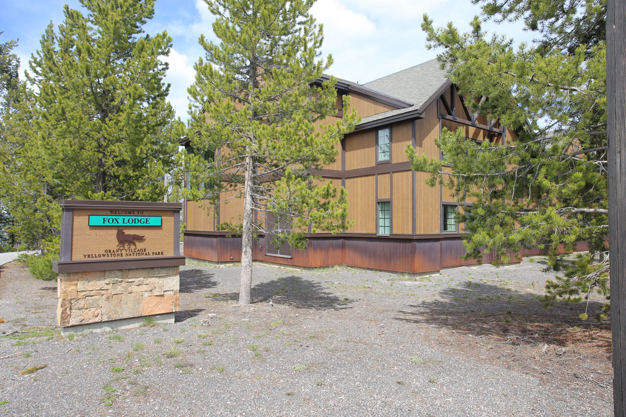 https://www.yellowstonenationalparklodges.com/content/uploads/2017/04/Grant-Village-Exterior_Fox-Lodge-blue-sky.jpg