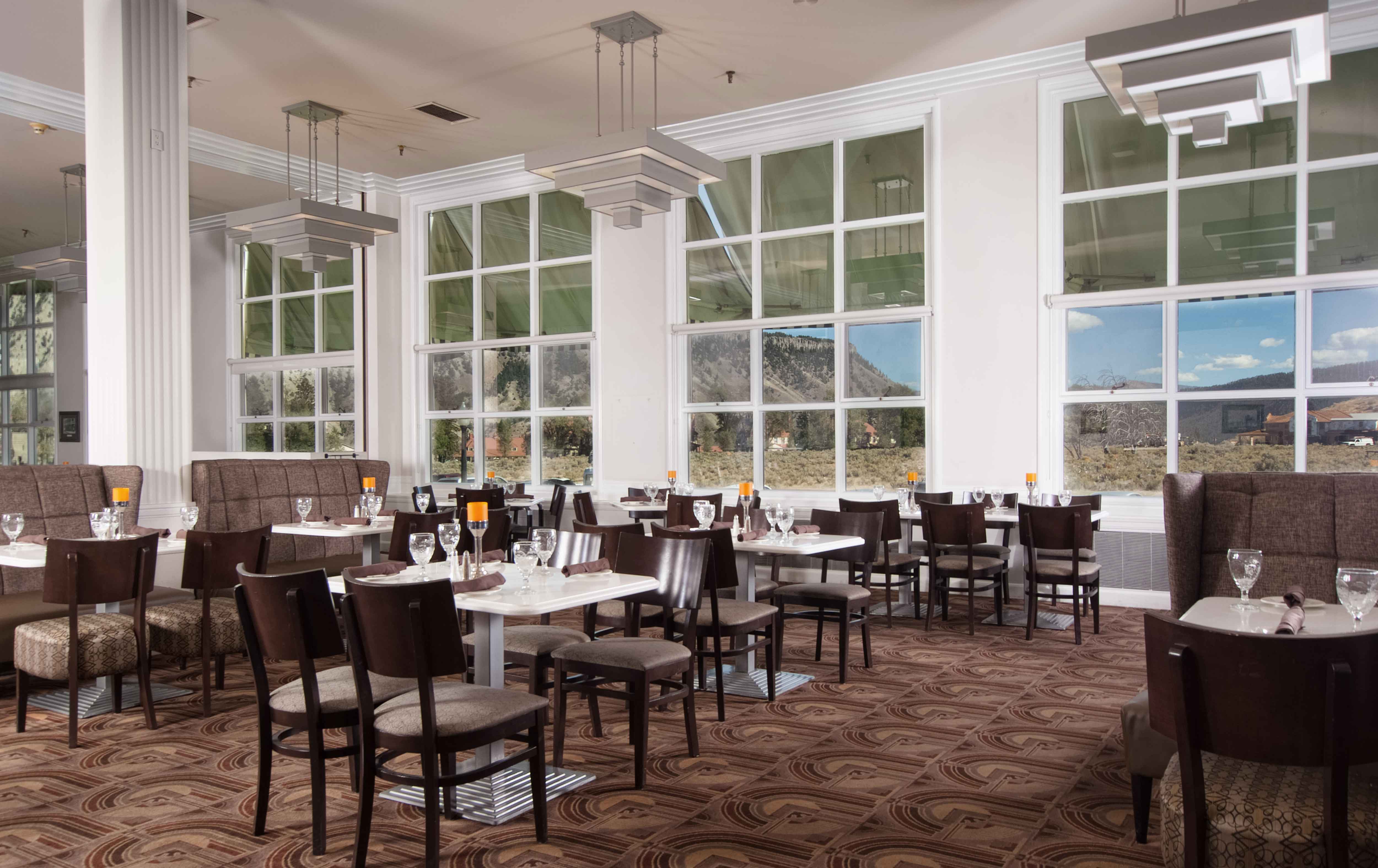 mammoth hot springs dining room