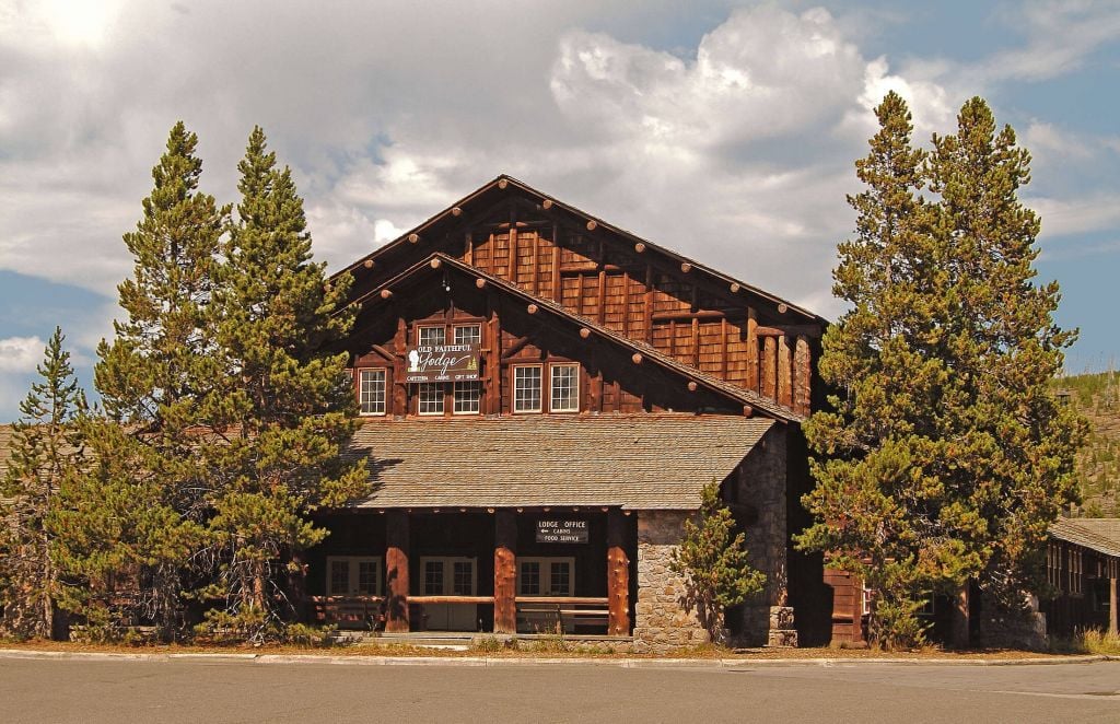 https://www.yellowstonenationalparklodges.com/content/uploads/2017/04/old-faithful-lodge-exterior-1024x662.jpg