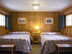 Old Faithful Snow Lodge - Frontier Cabin - Two Beds