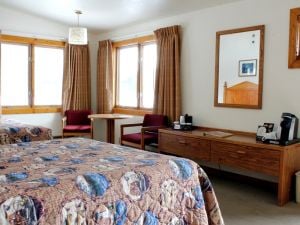 Old Faithful Snow Lodge Winter - Western Cabin - Two Beds