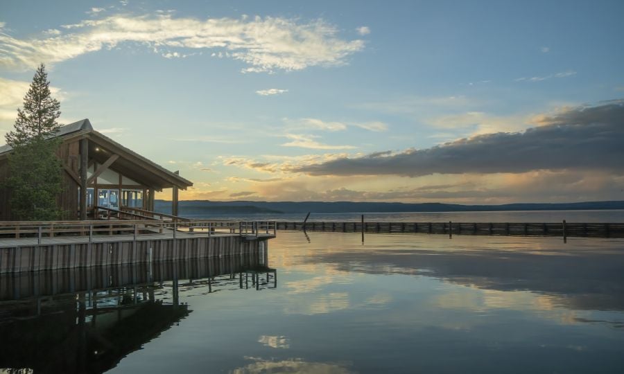 Lakehouse restaurant on the water