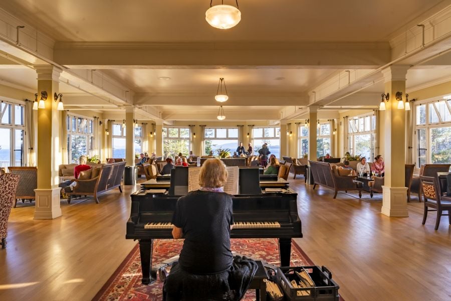 Piano player in Lake Hotel Sunroom
